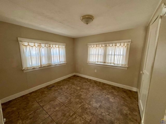 1033 SW Webster AVE, Topeka, KS 66604