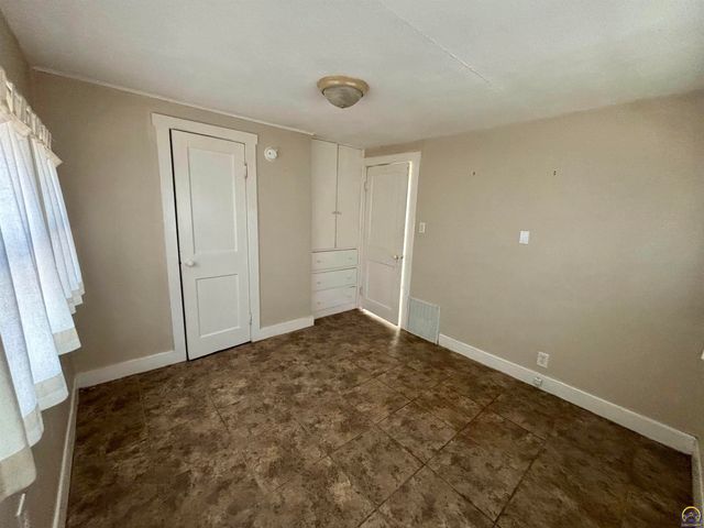 1033 SW Webster AVE, Topeka, KS 66604