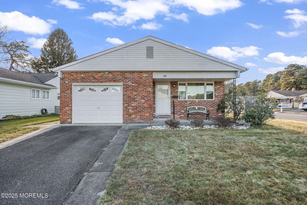 39 Fontana Street, Toms River, NJ 08757