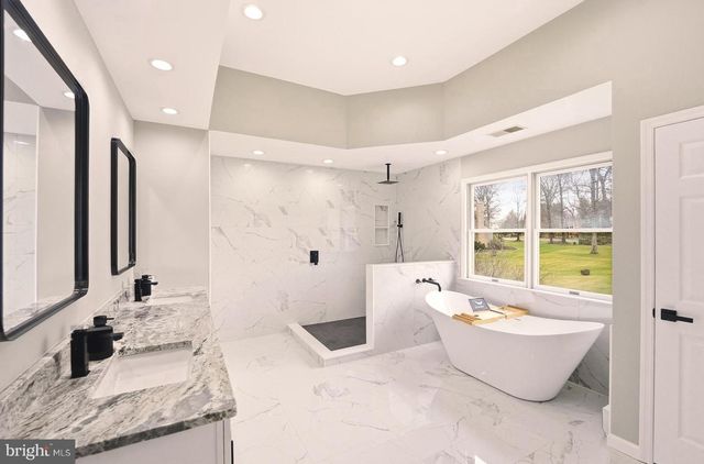 2243 OAKWOOD CT, Fogelsville, PA 18051