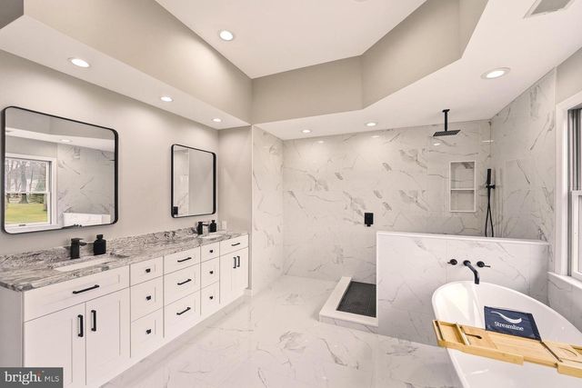 2243 OAKWOOD CT, Fogelsville, PA 18051