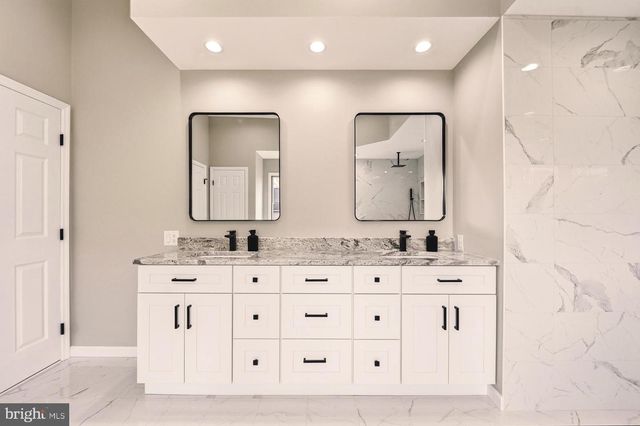 2243 OAKWOOD CT, Fogelsville, PA 18051