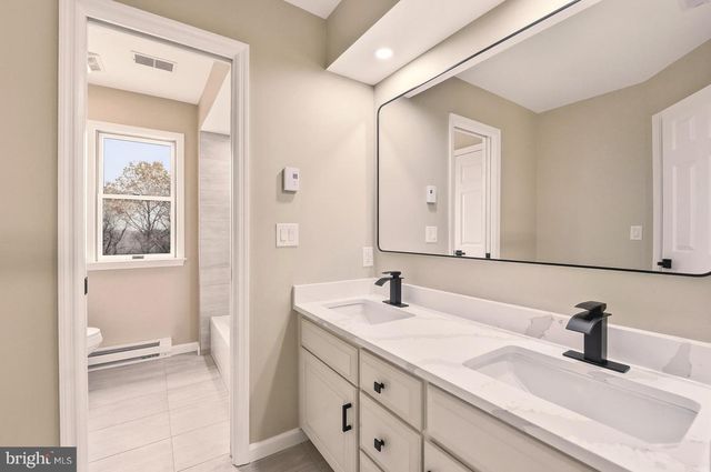 2243 OAKWOOD CT, Fogelsville, PA 18051