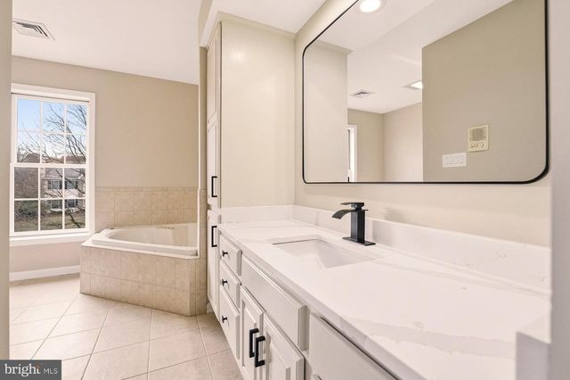 2243 OAKWOOD CT, Fogelsville, PA 18051