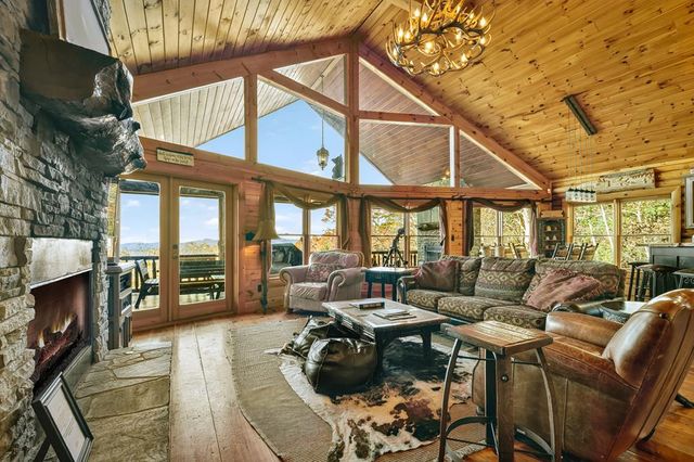 180 Cinnamon Bear Road, Mineral Bluff, GA 30559