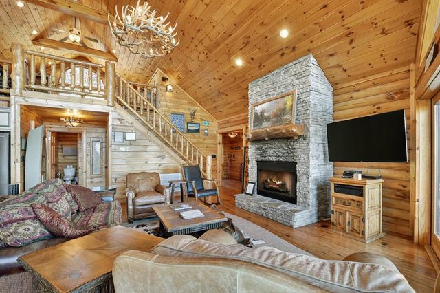 180 Cinnamon Bear Road, Mineral Bluff, GA 30559