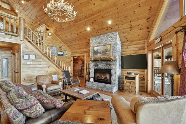 180 Cinnamon Bear Road, Mineral Bluff, GA 30559