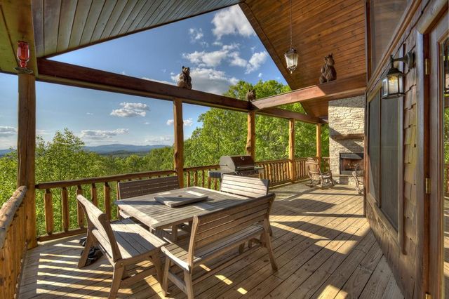 180 Cinnamon Bear Road, Mineral Bluff, GA 30559