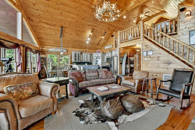 180 Cinnamon Bear Road, Mineral Bluff, GA 30559