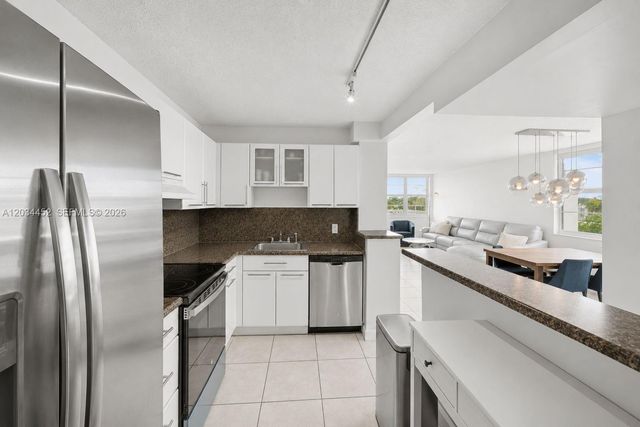 2016 Bay Dr 504, Miami Beach, FL 33141