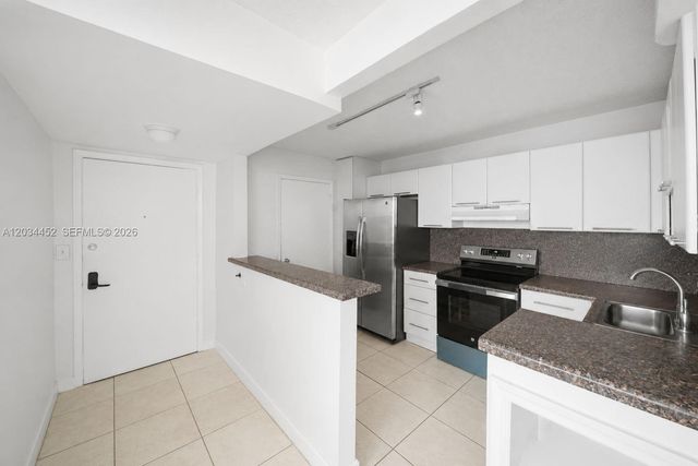 2016 Bay Dr 504, Miami Beach, FL 33141