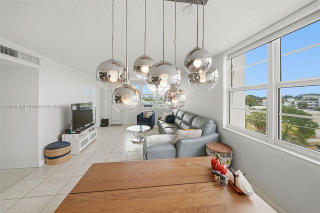 2016 Bay Dr 504, Miami Beach, FL 33141