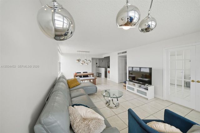 2016 Bay Dr 504, Miami Beach, FL 33141