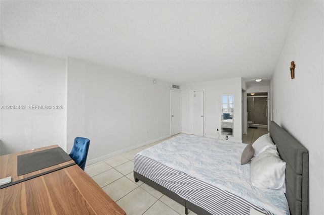 2016 Bay Dr 504, Miami Beach, FL 33141