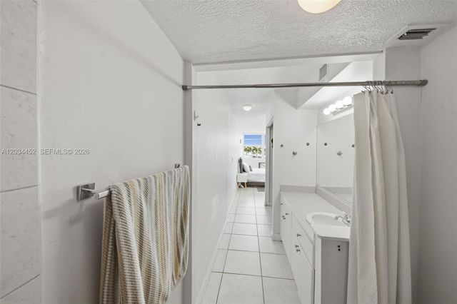 2016 Bay Dr 504, Miami Beach, FL 33141