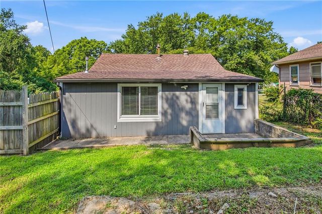 2015 S Ash Avenue, Independence, MO 64052