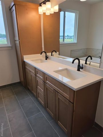 54921 Palomino Dr, Shelby, MI 48316