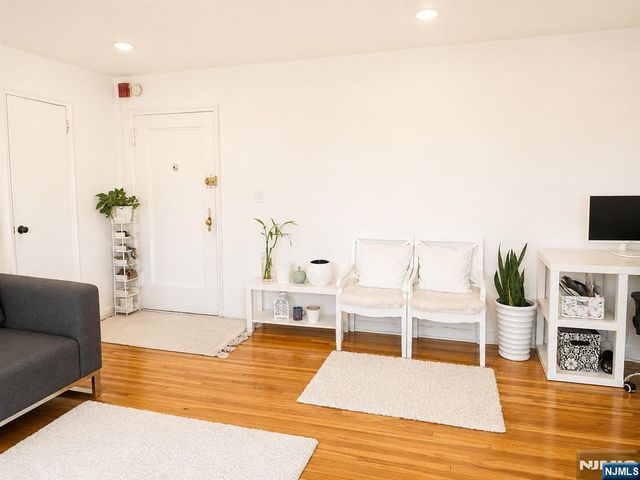 2350 Linwood Avenue 1G, Fort Lee, NJ 07024