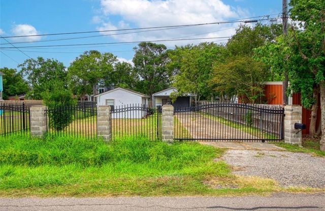 118 4th Street, Dickinson, TX 77539