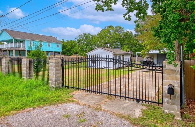 118 4th Street, Dickinson, TX 77539