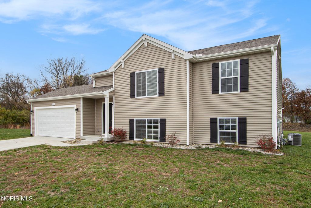 323 Crabtree Lane, Delta, OH 43515
