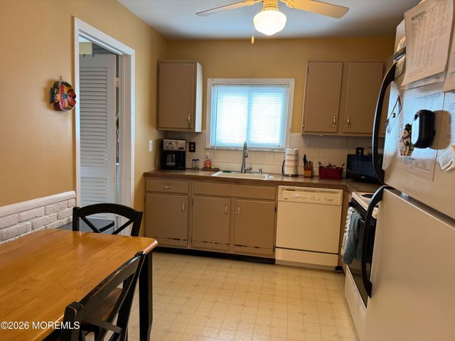 16 Vera Cruz Court, Toms River, NJ 08757