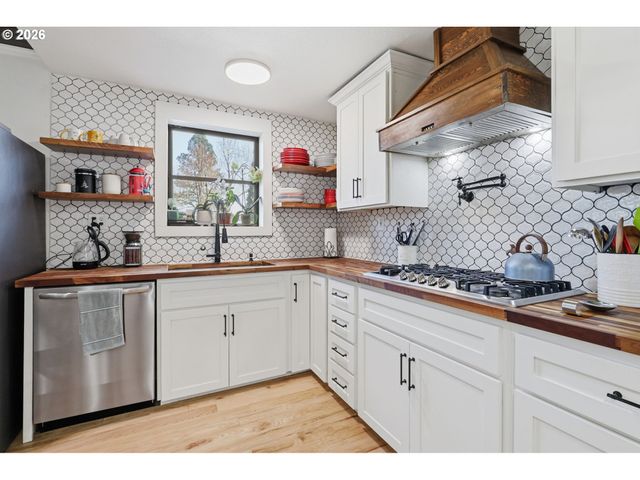 2695 DILLOW Dr, West Linn, OR 97068