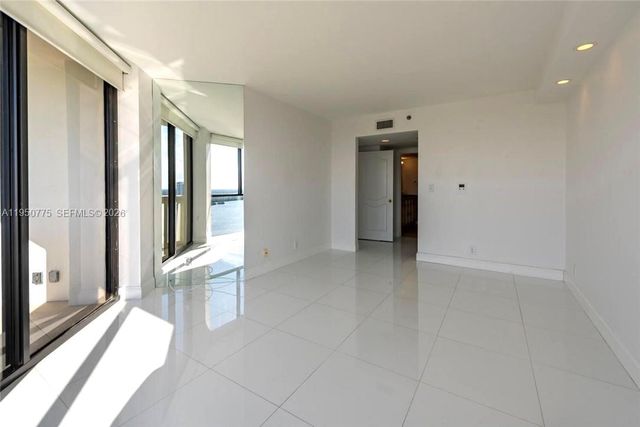 1000 W Island Blvd 2410, Aventura, FL 33160