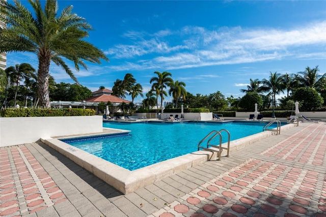 1000 W Island Blvd 2410, Aventura, FL 33160