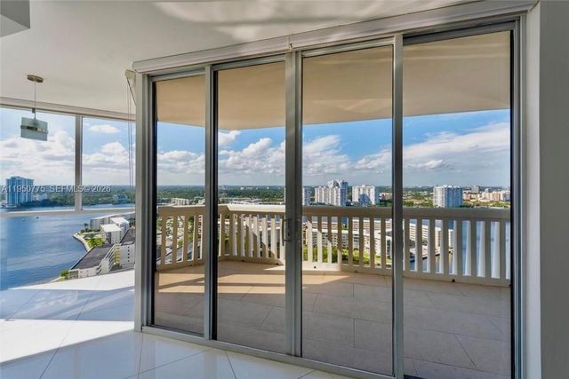 1000 W Island Blvd 2410, Aventura, FL 33160