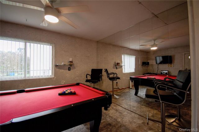 39 Narragansett Avenue, Medford, NY 11763