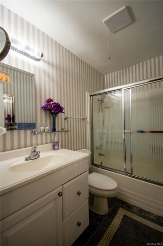 39 Narragansett Avenue, Medford, NY 11763