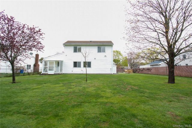 39 Narragansett Avenue, Medford, NY 11763