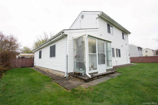 39 Narragansett Avenue, Medford, NY 11763