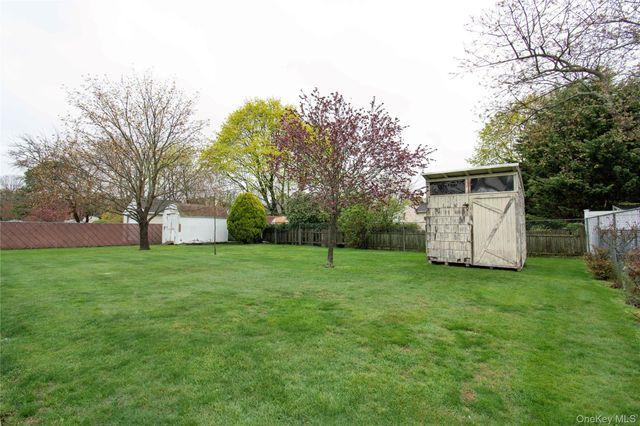 39 Narragansett Avenue, Medford, NY 11763