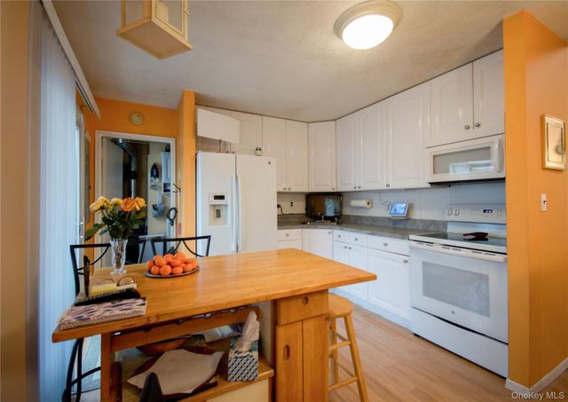 39 Narragansett Avenue, Medford, NY 11763