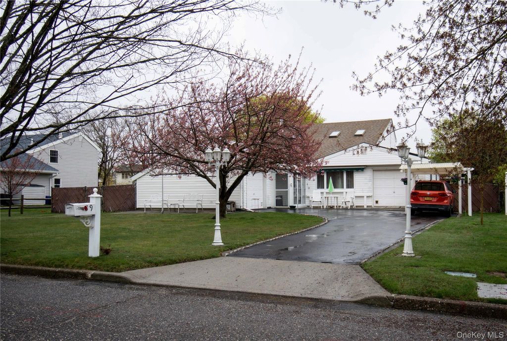 39 Narragansett Avenue, Medford, NY 11763