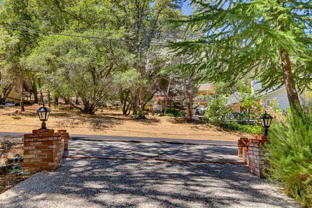 12781 Roadrunner Dr, Penn Valley, CA 95946