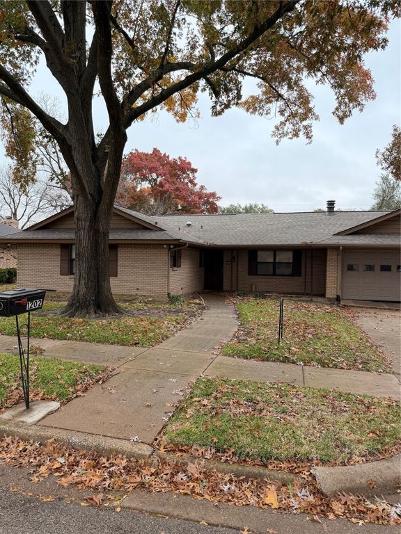1202 RED OAK, Ennis, TX 75119