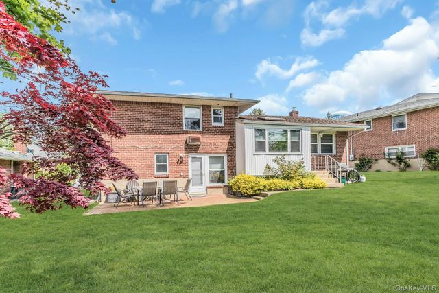 9 Avondale Road, Plainview, NY 11803