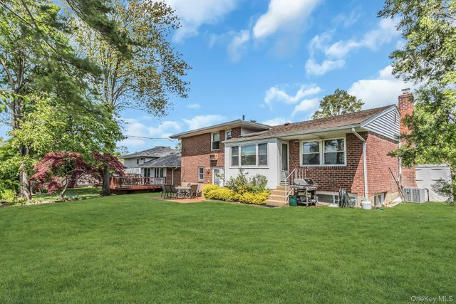9 Avondale Road, Plainview, NY 11803