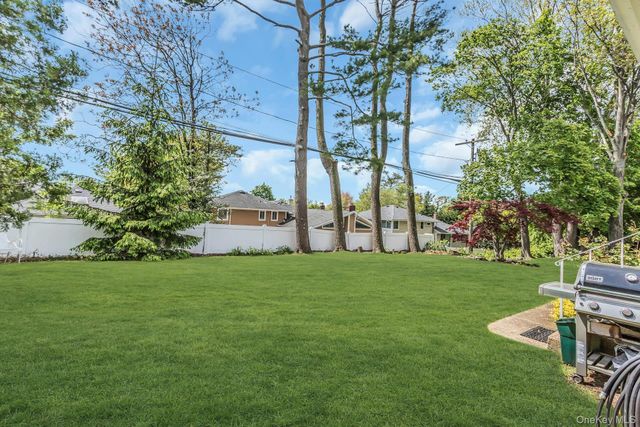 9 Avondale Road, Plainview, NY 11803