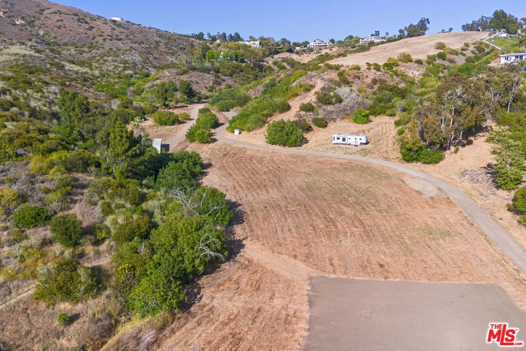 Image 15 of property listing at 5737 Bonsall Drive, Malibu, CA 90265