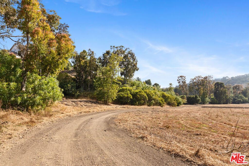 Image 16 of property listing at 5737 Bonsall Drive, Malibu, CA 90265