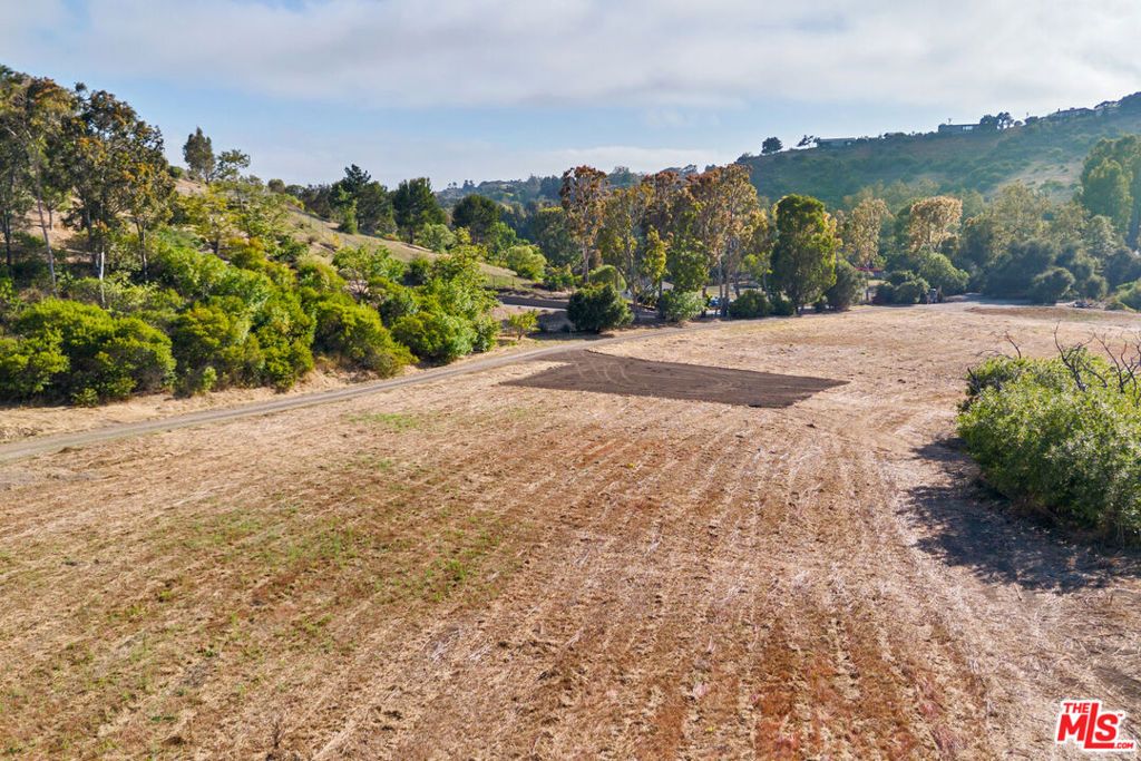 Image 18 of property listing at 5737 Bonsall Drive, Malibu, CA 90265