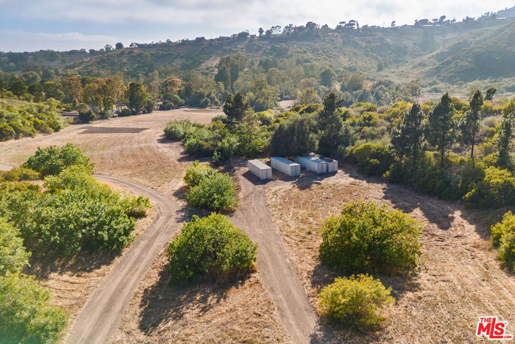Image 2 of property listing at 5737 Bonsall Drive, Malibu, CA 90265