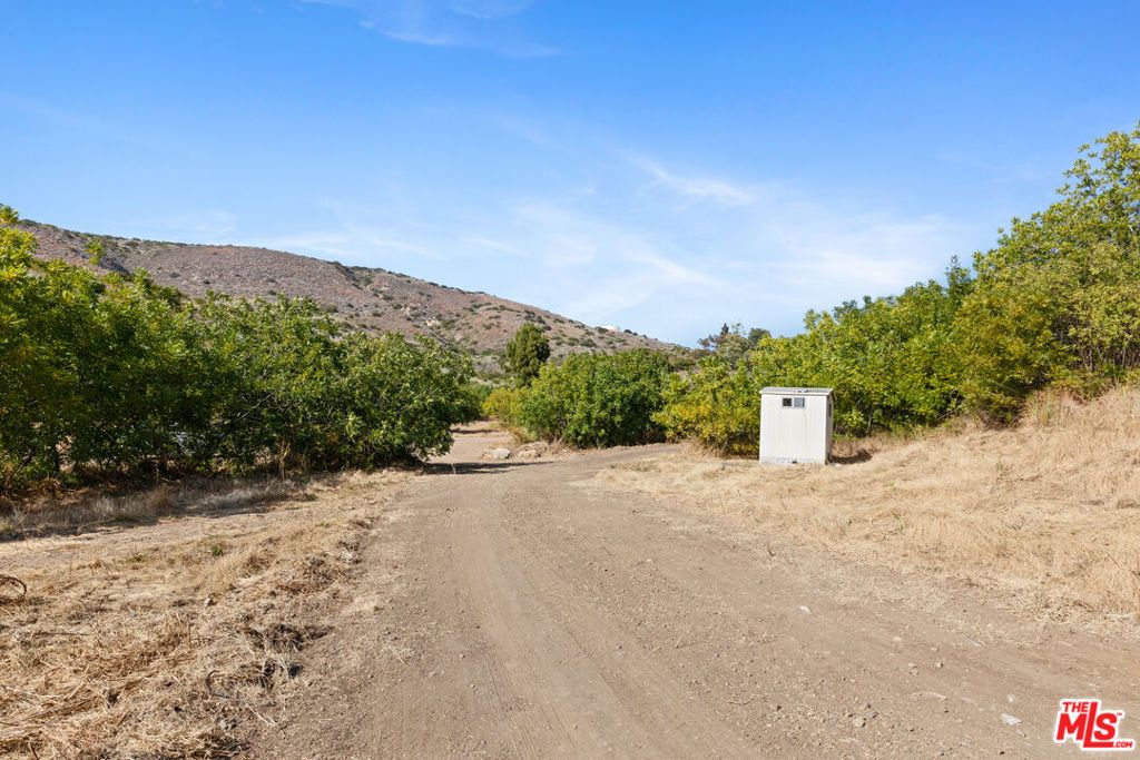 Image 21 of property listing at 5737 Bonsall Drive, Malibu, CA 90265