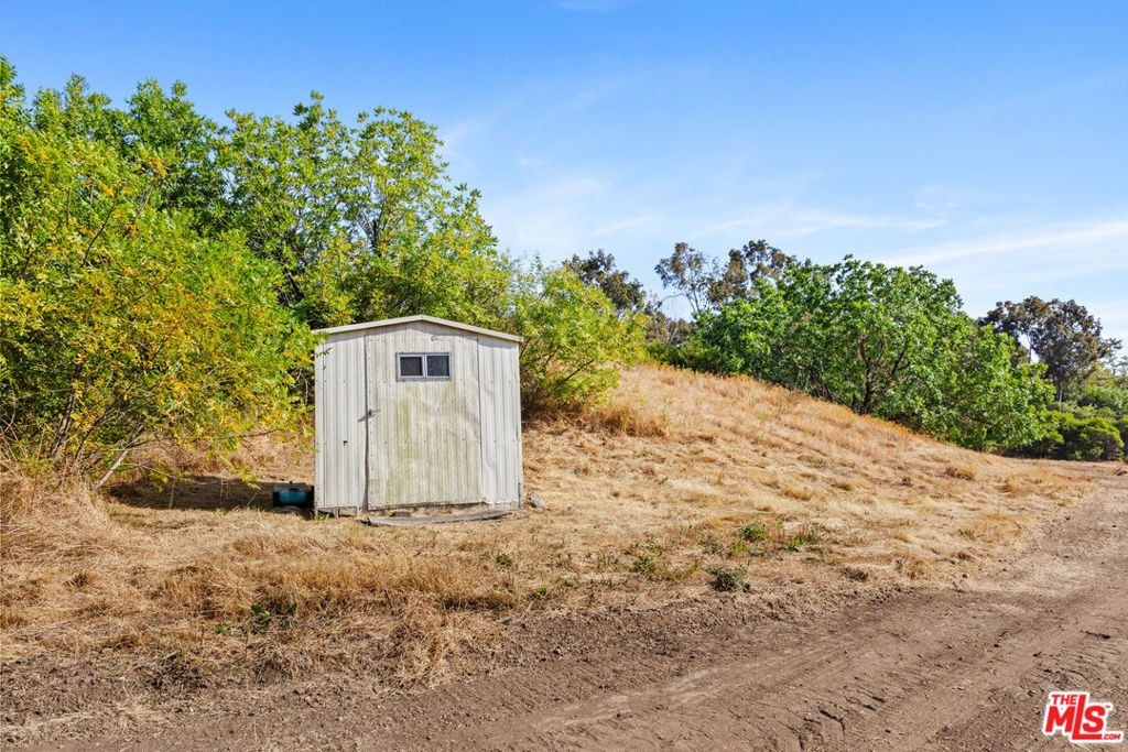 Image 22 of property listing at 5737 Bonsall Drive, Malibu, CA 90265