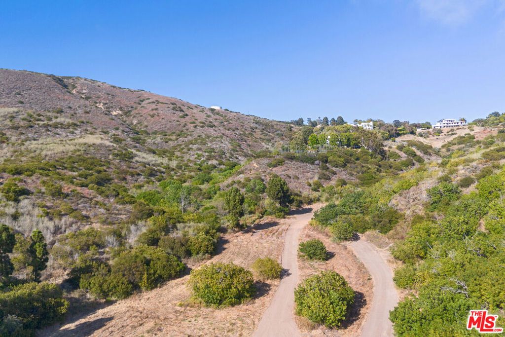 Image 24 of property listing at 5737 Bonsall Drive, Malibu, CA 90265