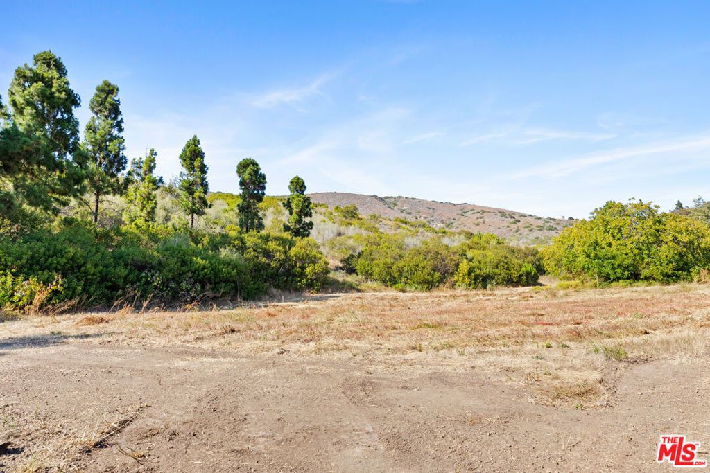 Image 26 of property listing at 5737 Bonsall Drive, Malibu, CA 90265